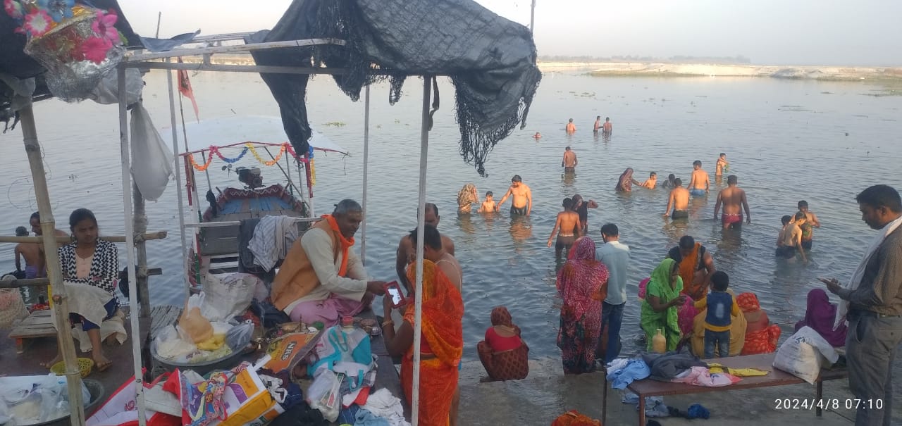 सोमवती अमावस्या पर हजारों श्रद्धालुओं ने मां गंगा के जल में लगाई आस्था की डुबकी