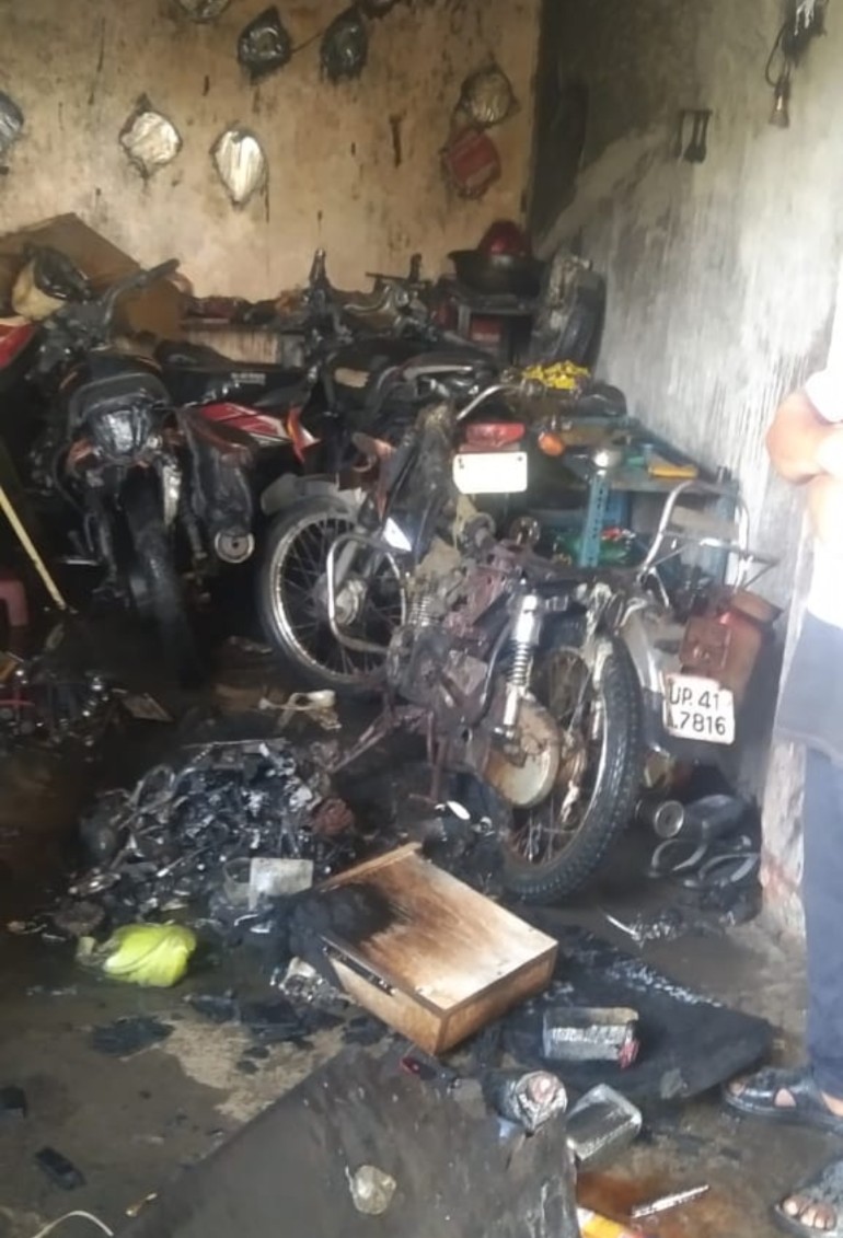 संदिग्ध परिस्थितियों में मोटरसाइकिल मैकेनिक की दुकान में लगी आग
